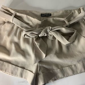 Womens off white shorts with tie, express, size 6